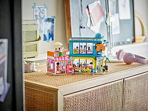 42674 Friends Comic Book and Game Store - 8