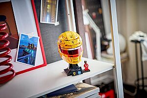 43022 Editions Scuderia Ferrari HP Lewis Hamilton Helmet - 9